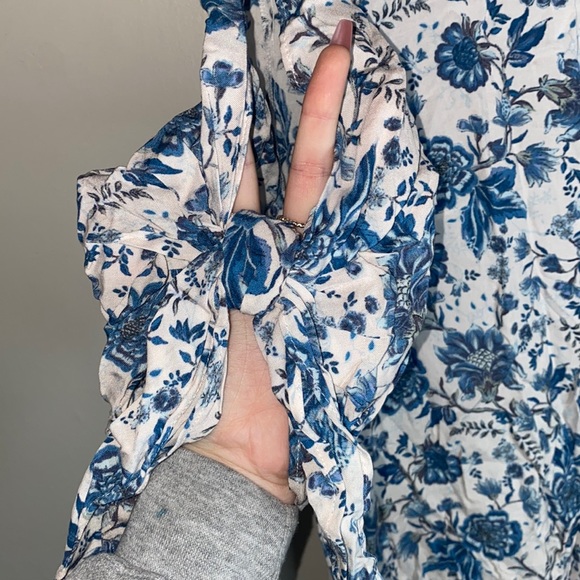 🌷NWT Blue floral dress with tied sleeves! - Picture 4 of 8